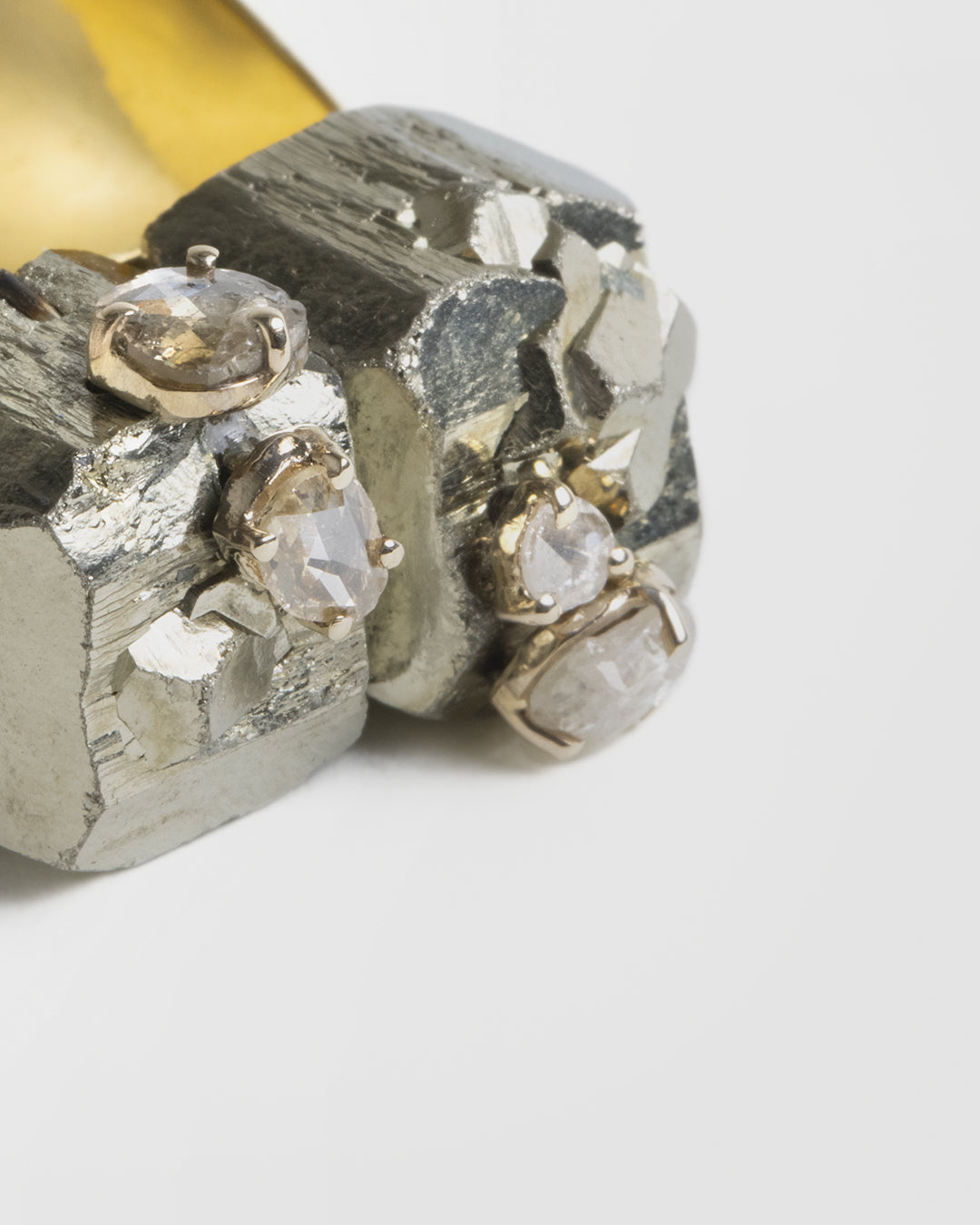 Anillo oro dos piritas y mosaico de 4 diamantes