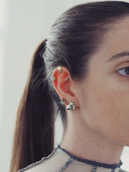 Pendiente pirita triangular y racimo de tres diamantes