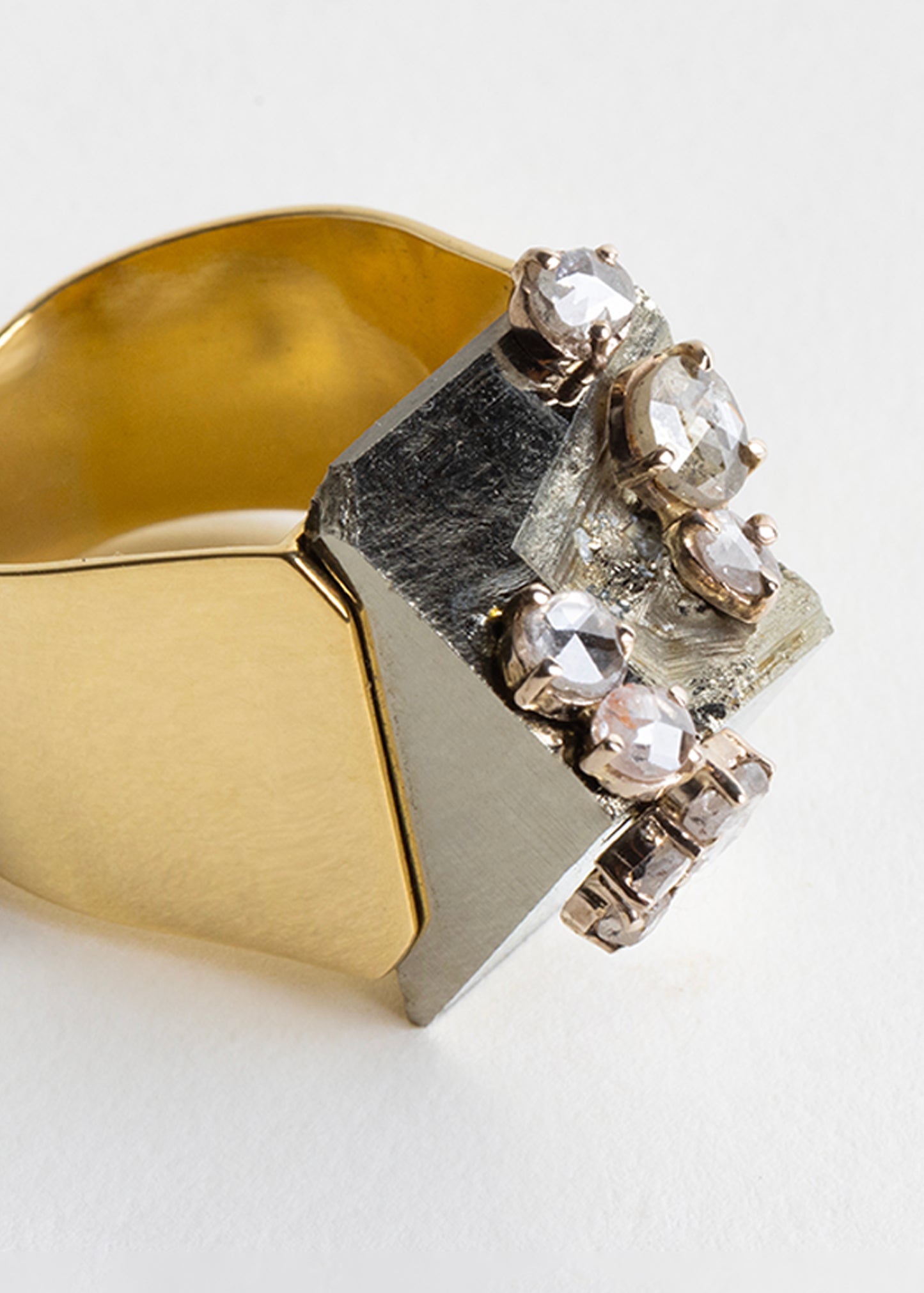 Anillo oro pirita y mosaico de 11 diamantes