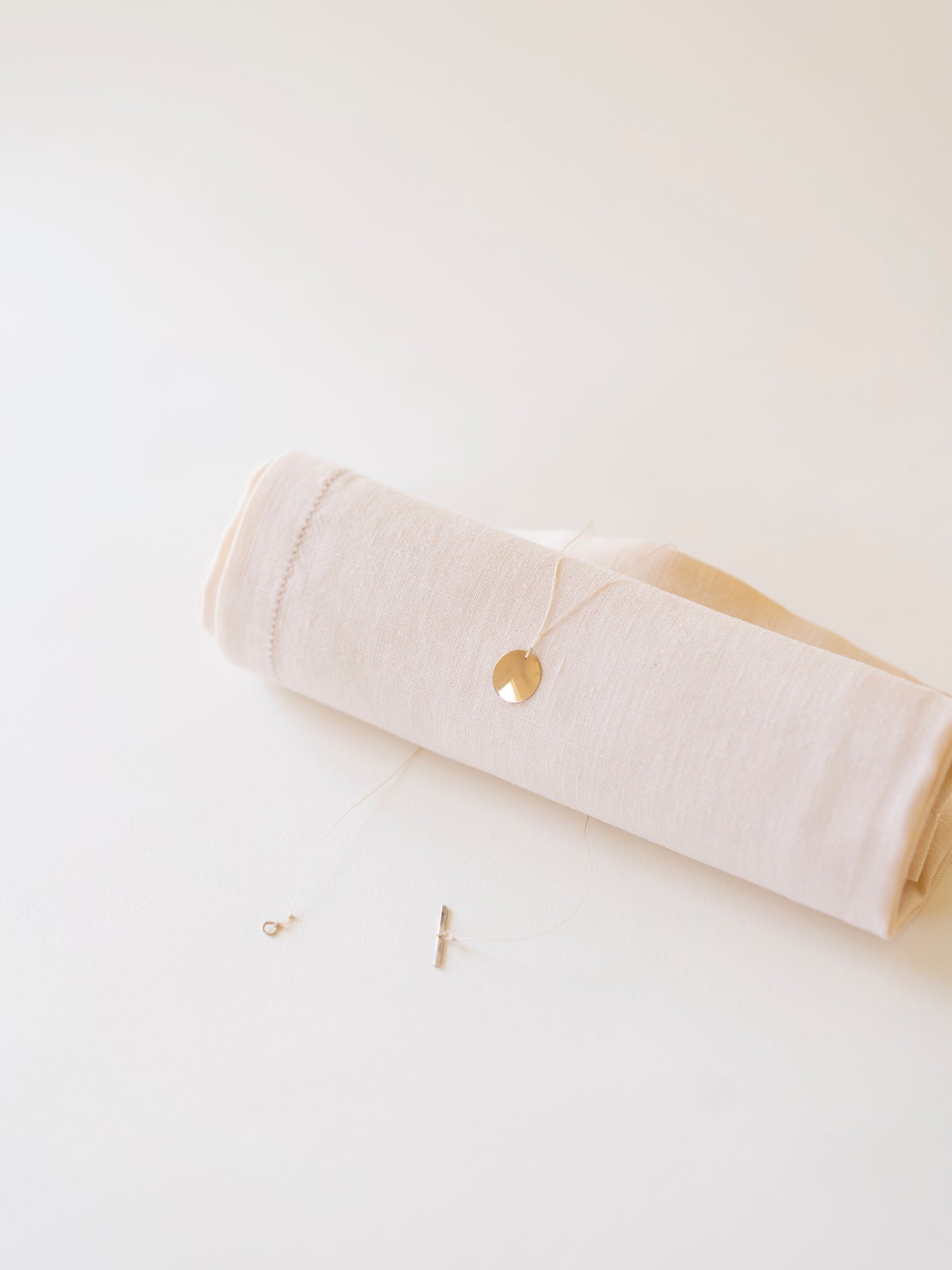 GOLD OVAL NECKLACE AND THREAD