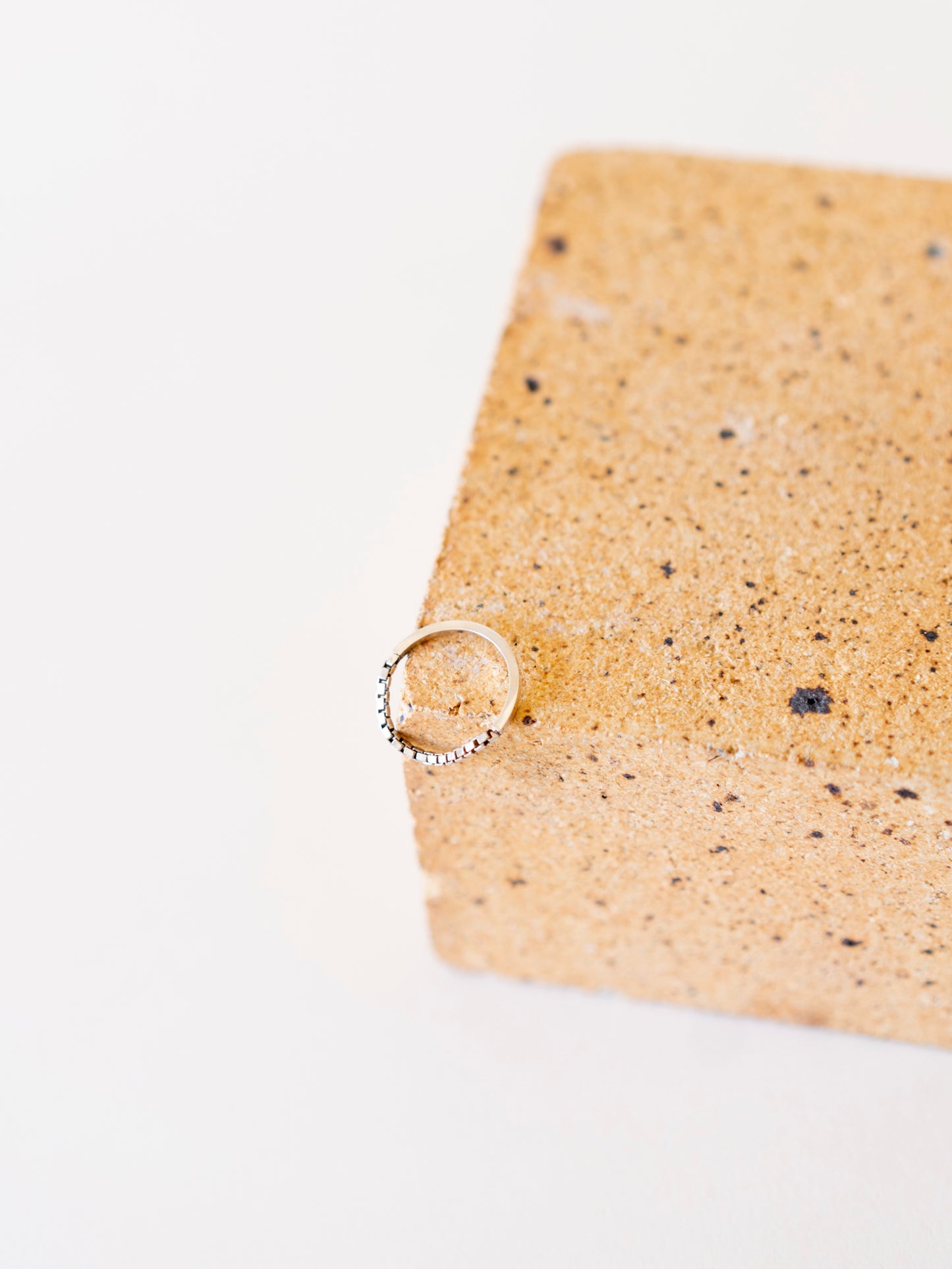 WHITE GOLD RIGID & CHAIN RING