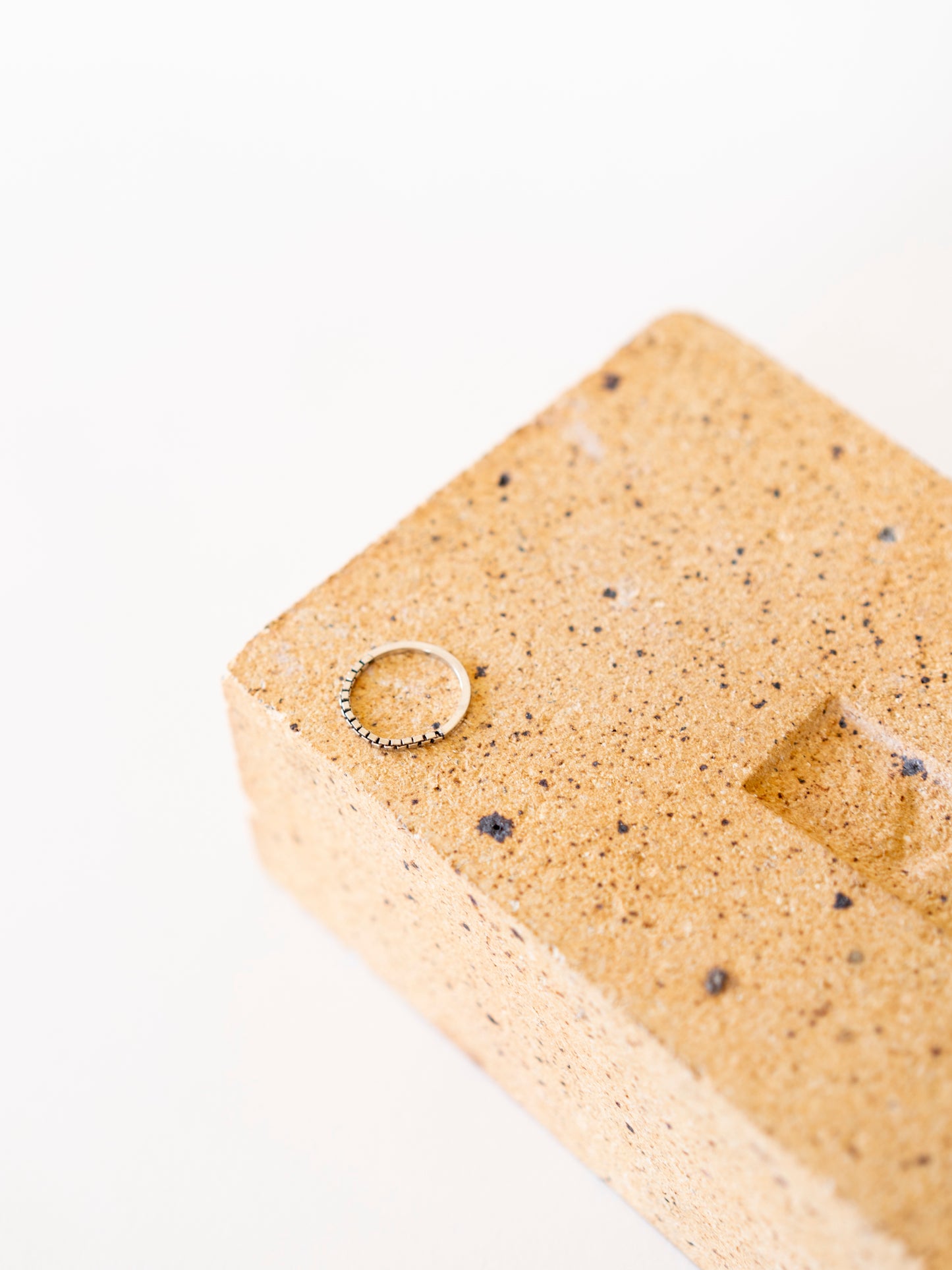 WHITE GOLD RIGID & CHAIN RING