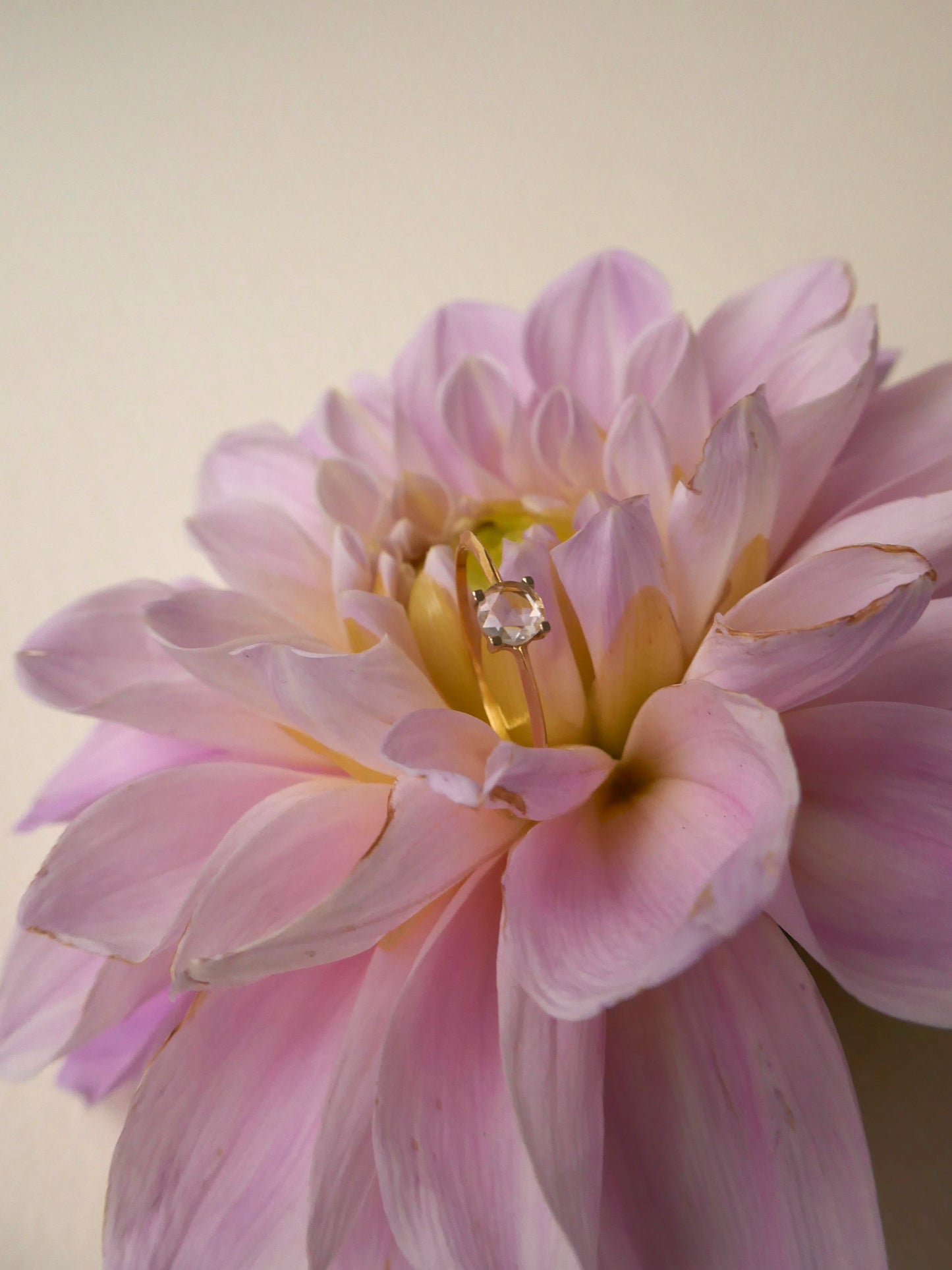 GOLD RING WITH SINGLE DIAMOND